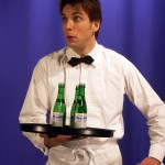 Der Comedy Kellner glänzt zu Beginn nur durch Pantomime